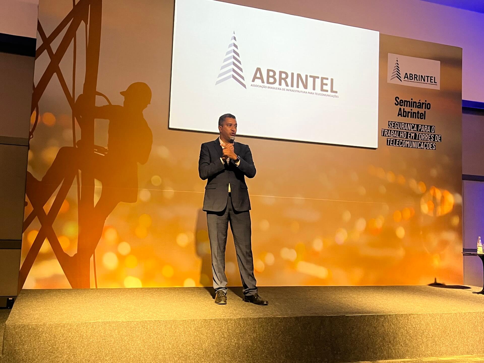 Leia mais sobre o artigo <strong>Seminário da Abrintel incentiva a cultura da segurança para o trabalho em altura realizado em torres para telecomunicações</strong>
